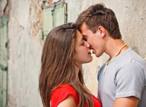 Как правильно целоваться в первый раз в губы: советы парням и девушкам о первом поцелуе Как правильно целовать в первый раз