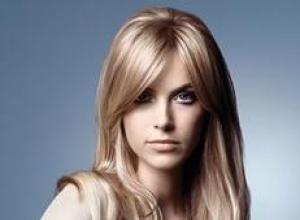 Muodikkaat blondin sävyt ja säännöt ihanteellisen hiusvärin valitsemiseksi Tuhkavaaleiden hiusten väri